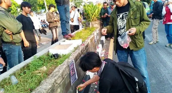 BEM FISIP Unida Gelar Aksi Solidaritas di Ciawi, Tabur Bunga dan Nyalakan Lilin