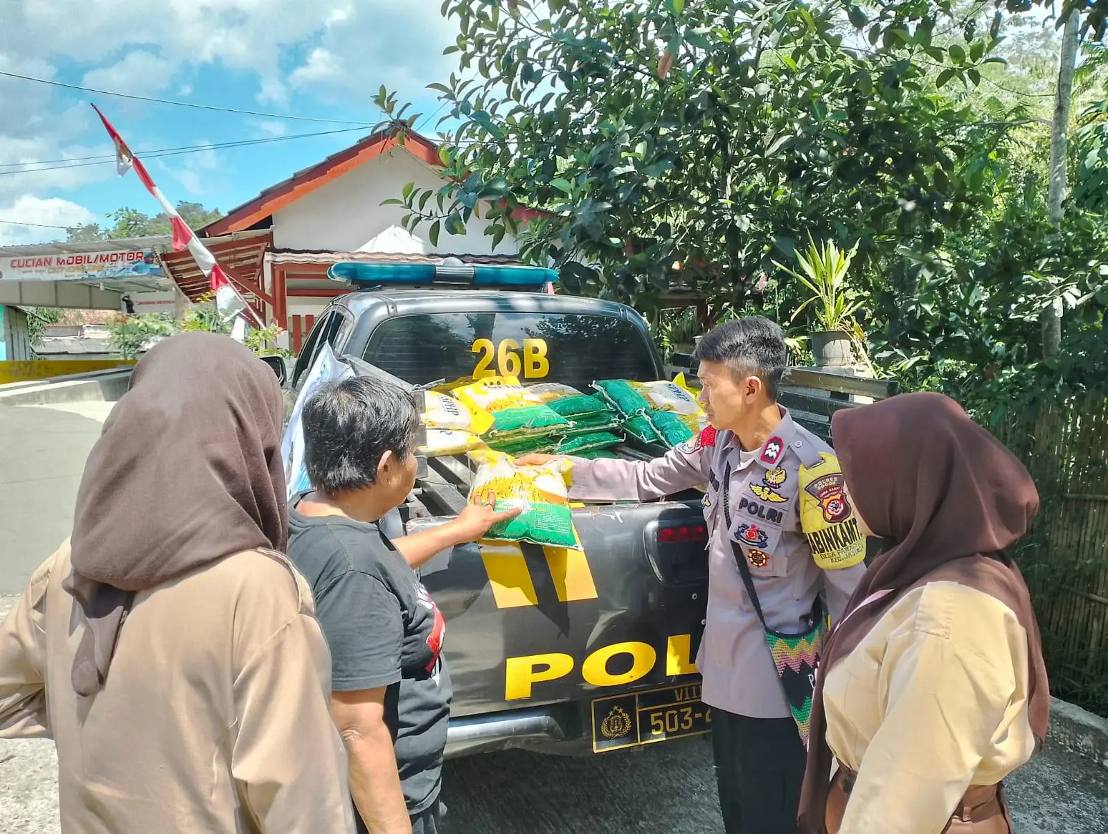 Warga Antusias Borong Beras Murah di Gerakan Pangan Murah Polsek Jasinga