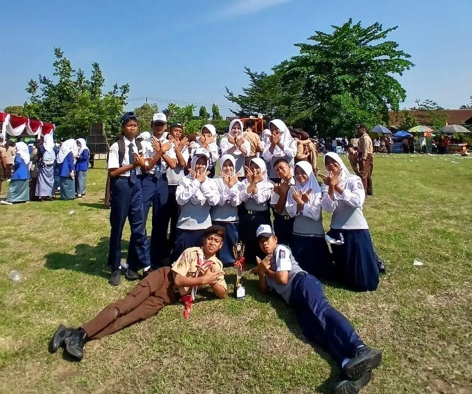 Bangkit dari Runner Up, SMPN 1 Jasinga Juara Gerak Jalan Putra dan Putri