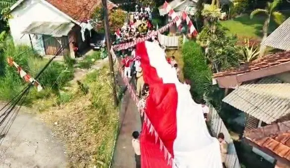 HUT RI ke-80, Desa Banjarwangi Ciawi Gelar Karnaval Meriah dan Kibarkan Bendera Merah Putih Raksasa