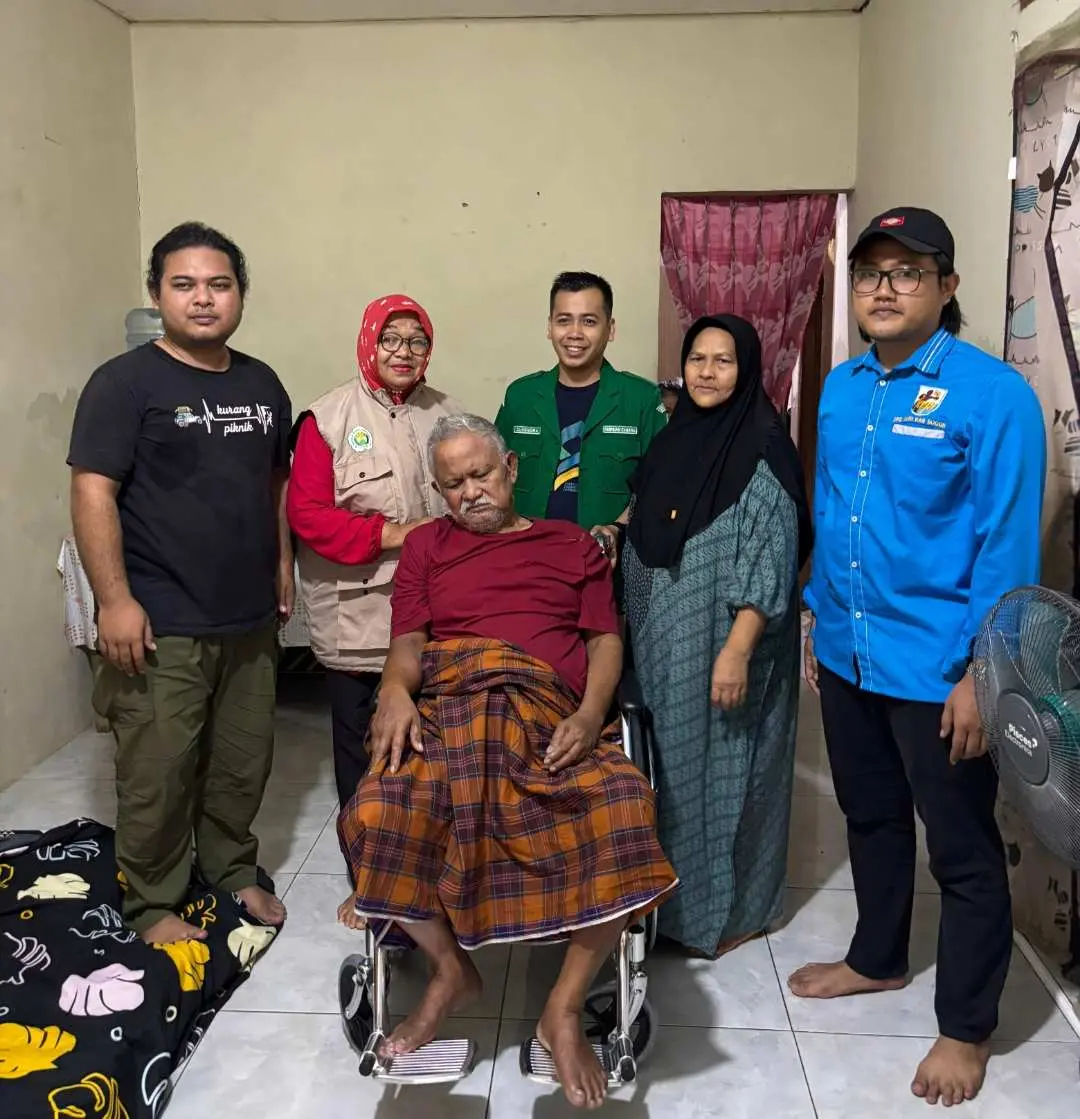 Pemuda Citeureup Salurkan Kursi Roda untuk Warga Sakit Stroke