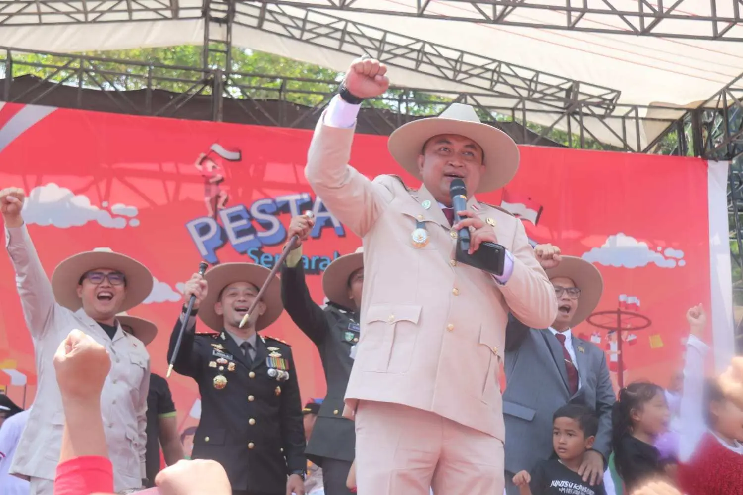 Bupati Rudy Susmanto Sampaikan Salam Presiden Prabowo di Pesta Rakyat Babakan Madang