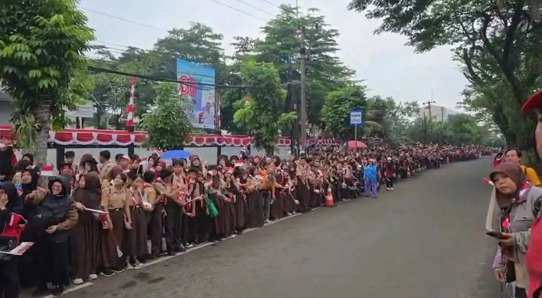 Semarak Merah Putih, Ribuan Pelajar SMPN 2 Sukaraja Meriahkan Kirab Bendera Pusaka Pemkab Bogor