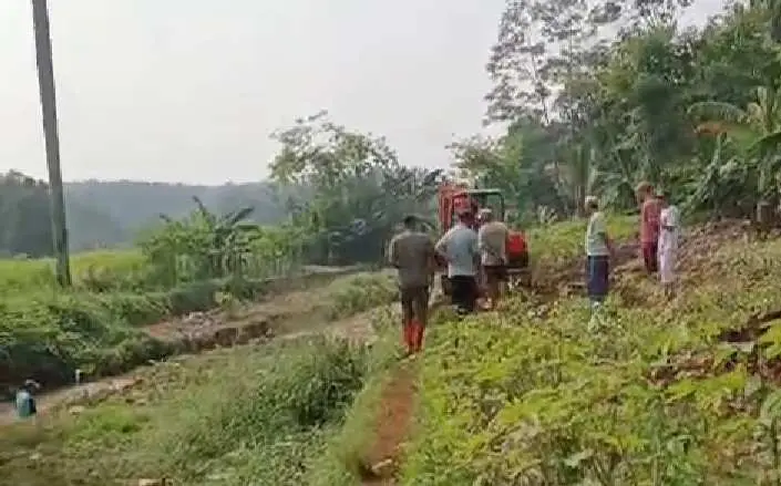 Pasca Banjir, Camat Rancabungur dan PUPR Kerahkan Normalisasi Kali Cibarengkok