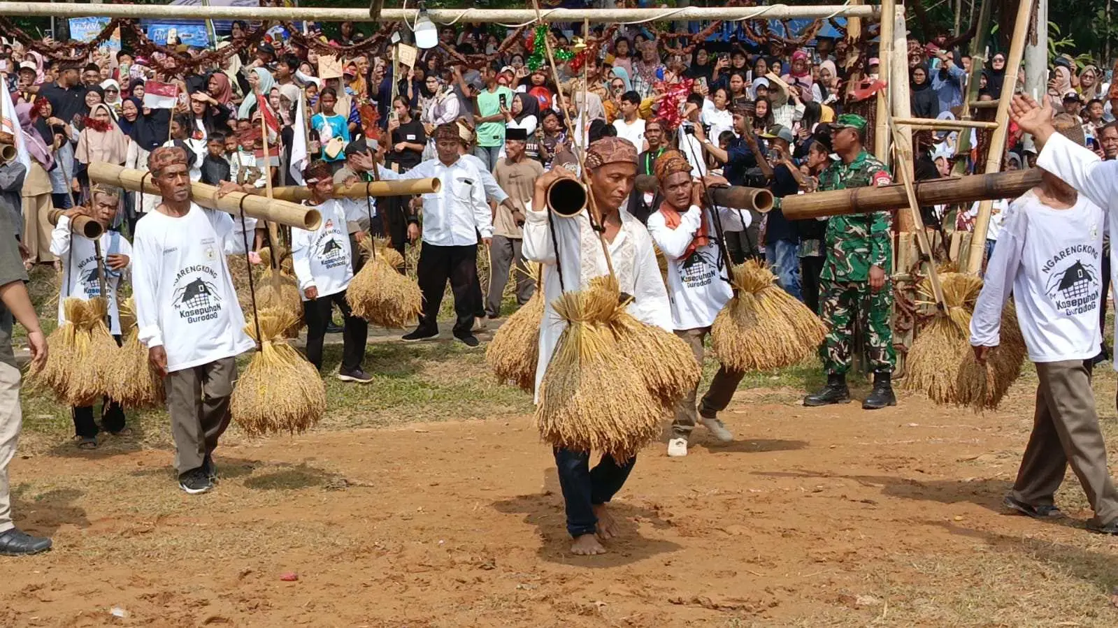Perempuan Adat Papua Barat Daya Terpesona Tradisi Kasepuhan Guradog