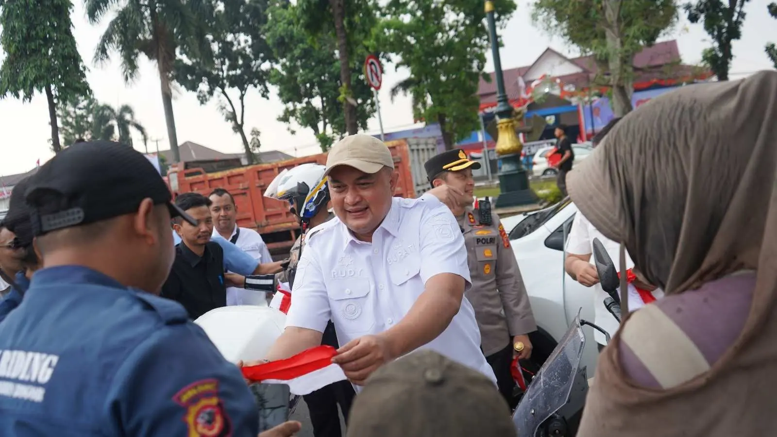 Bupati Bogor Bagikan Bendera Merah Putih, Ajak Warga Semarakkan HUT ke-80 RI