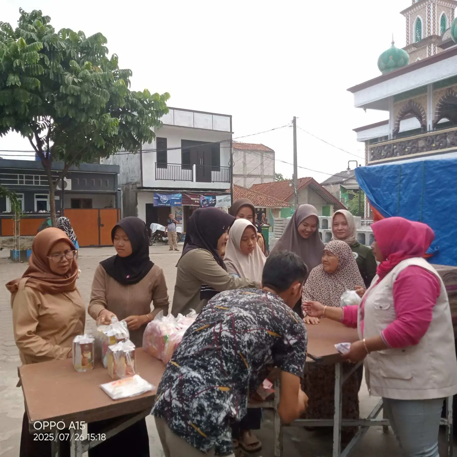 Bazar Murah di Karadenan Diserbu Warga, Minyak hingga Gula Dijual di Bawah Harga Pasar