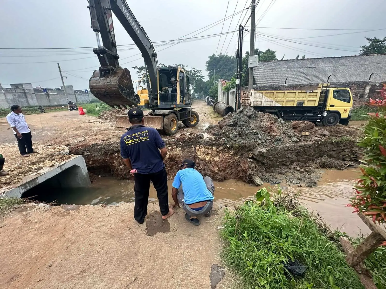 Tangani Banjir, Pemkab Bogor Keruk Saluran Kali Rengas di Parung