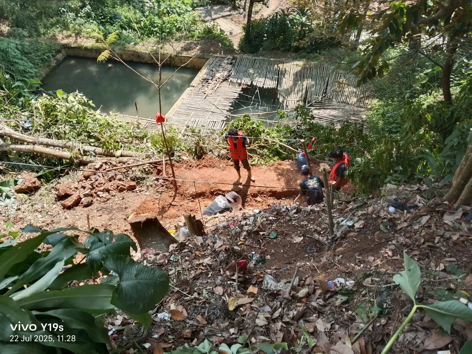 Tanggap Longsor, Dinas PUPR Bogor Amankan Jalan Desa Karacak