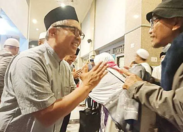 Kepulangan Haru 398 Jemaah Haji Kloter 48 Kota Bogor Disambut di Tengah Hujan Deras