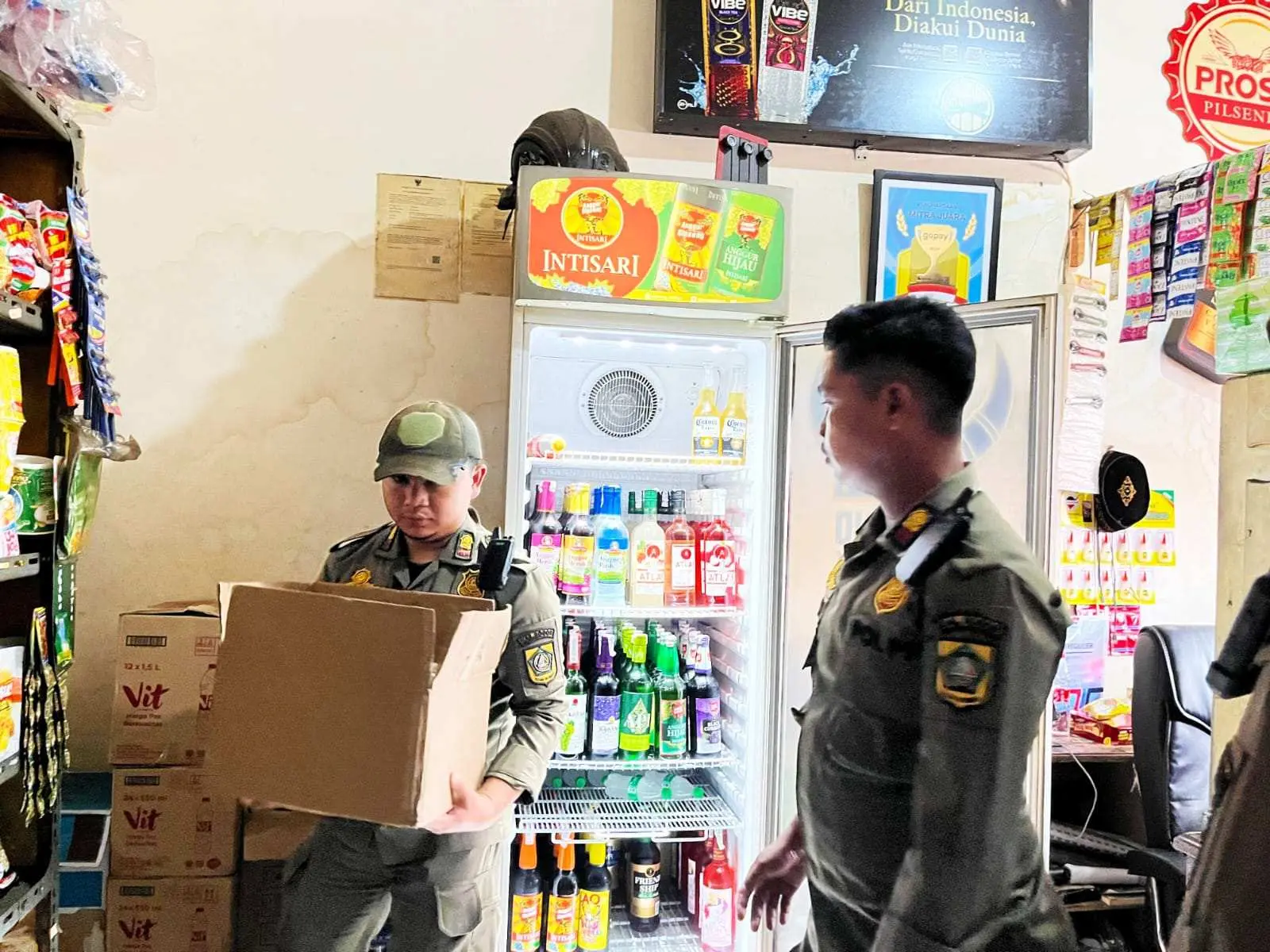 Sebuah Toko Kecil Di Ciawi Dirazia, Petugas Temukan Ratusan  Botol Minuman keras Berbagai Merk.