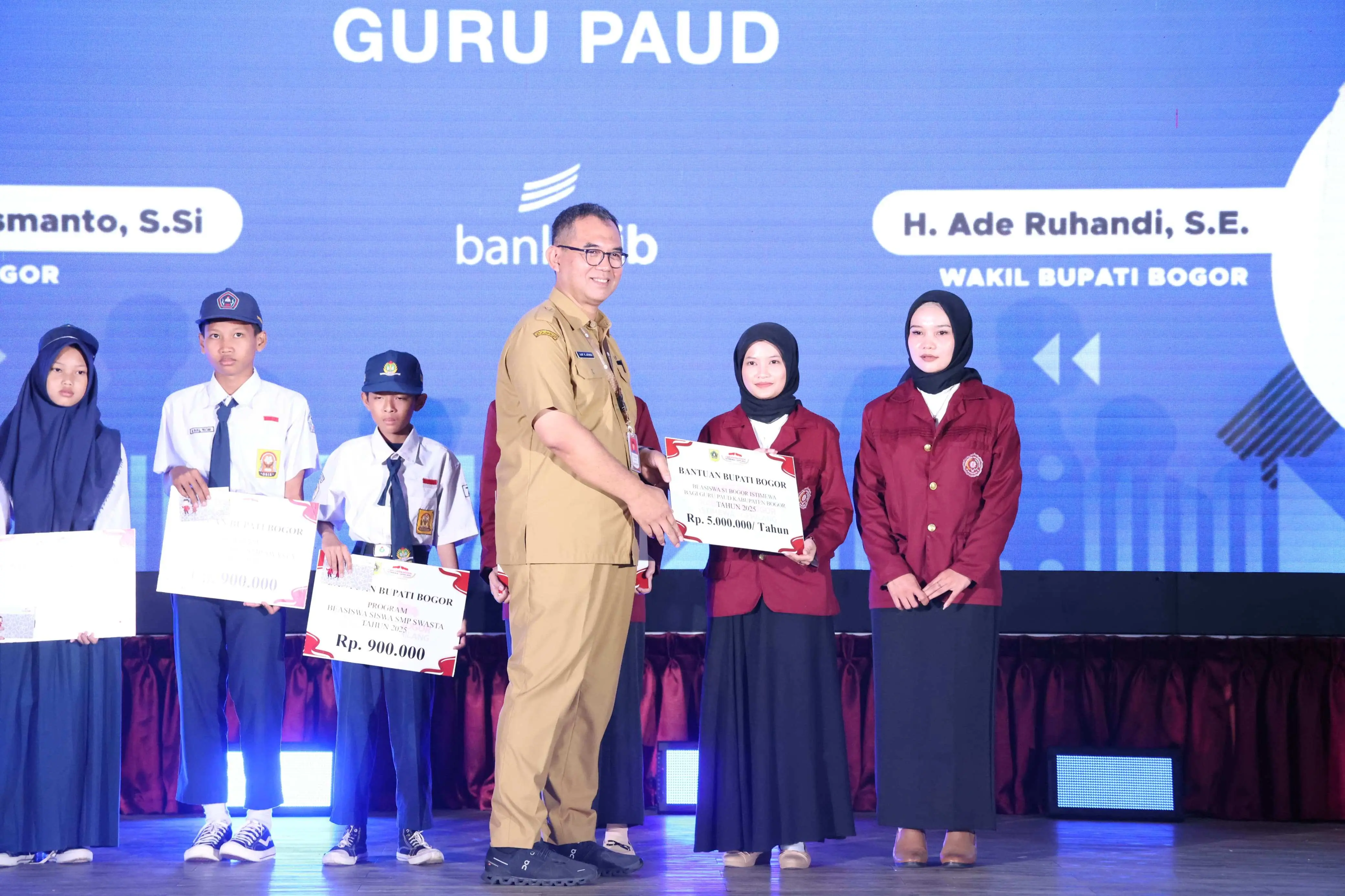 Bupati Bogor Berikan Beasiswa untuk 101 Siswa SMP Swasta dan 202 Guru PAUD Lanjut S1