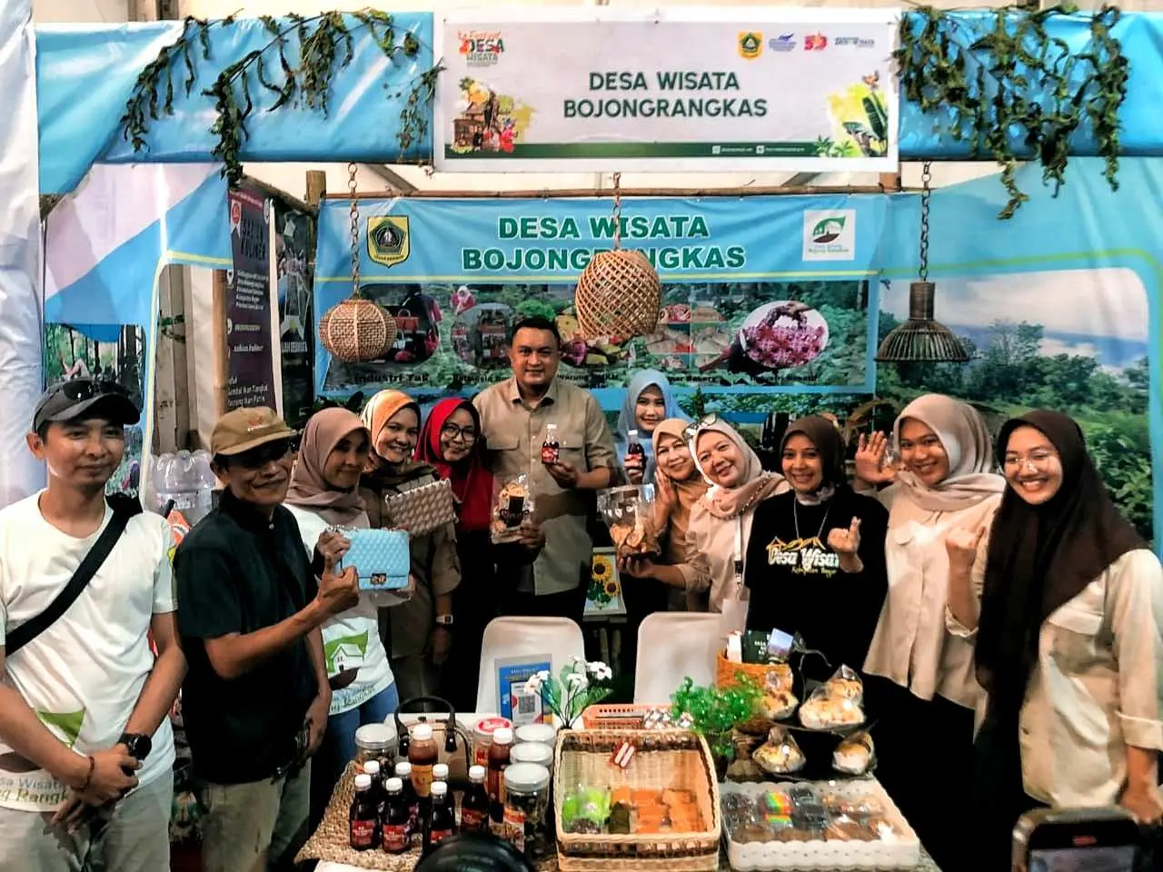 Bupati Bogor Borong Produk UMKM Bojongrangkas di Festival Desa Wisata, Dorong Pariwisata Lokal Berbasis Edukasi