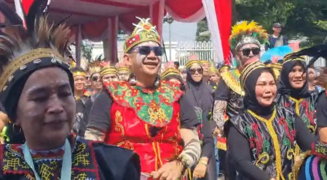 Ketua KORMI Bogor Tampil Nyentrik dengan Baju Adat Timur di Helaran HJB 543, Simbol Cinta Budaya Nusantara
