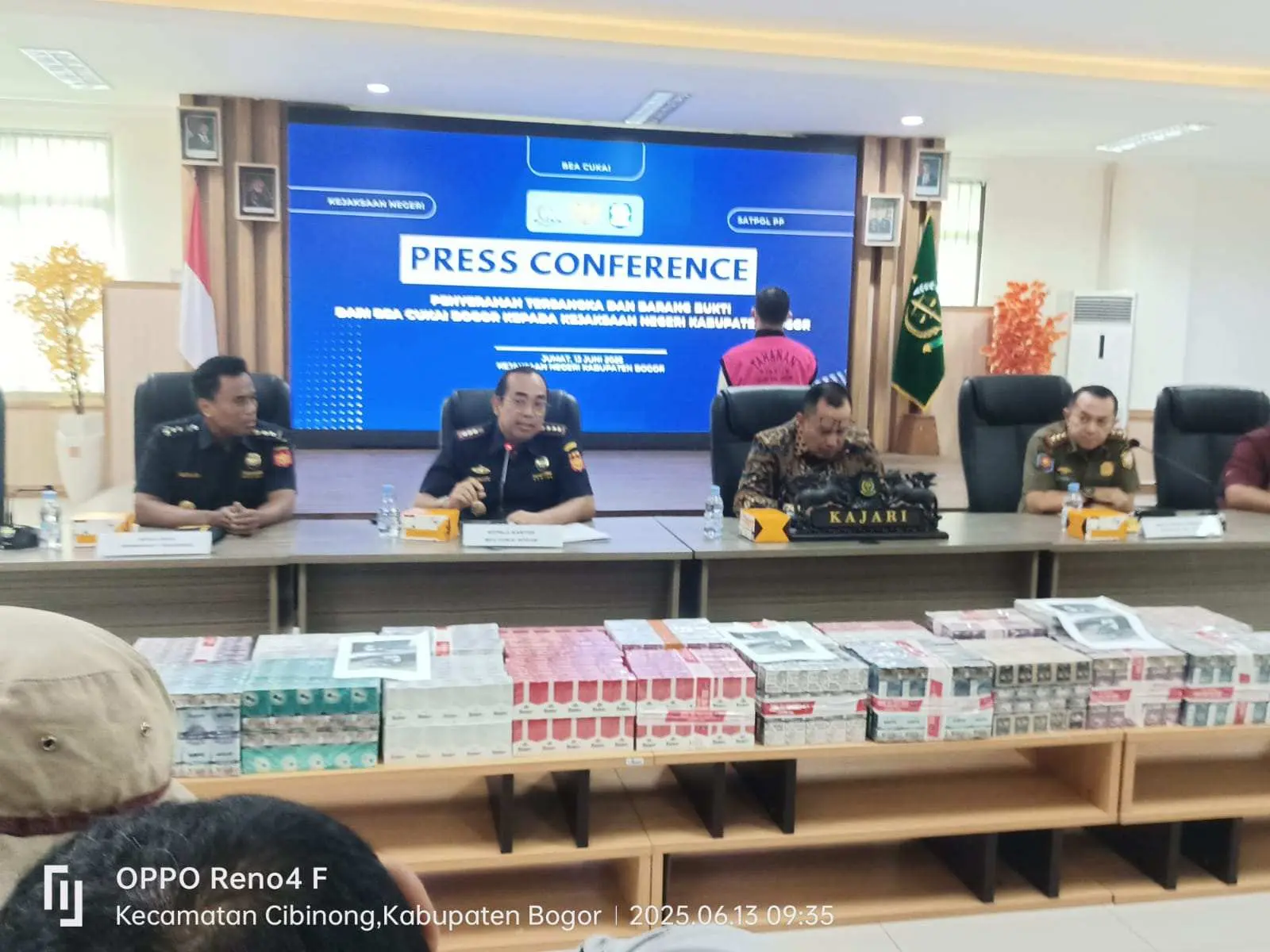 Bea Cukai Bersama Pol PP kabupaten Bogor Bea Cukai Bogor Serahkan Tersangka dan 2,5 Juta Rokok Ilegal ke Kejaksaan