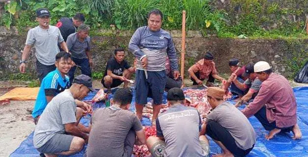 Keluarga Anggota DPRD Bogor Sarni Serahkan Hewan Kurban di Desa Bantarkaret