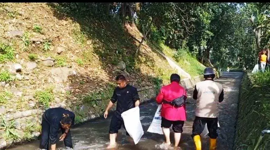 Peringati Hari Lingkungan Hidup Sedunia, Puluhan Warga Gadog Bersihkan Sungai Ciliwung