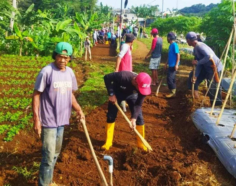 Pemdes Sukamahi Lakukan Gotong Royong Akbar, Buka Jalan Baru Tembus Antar Desa