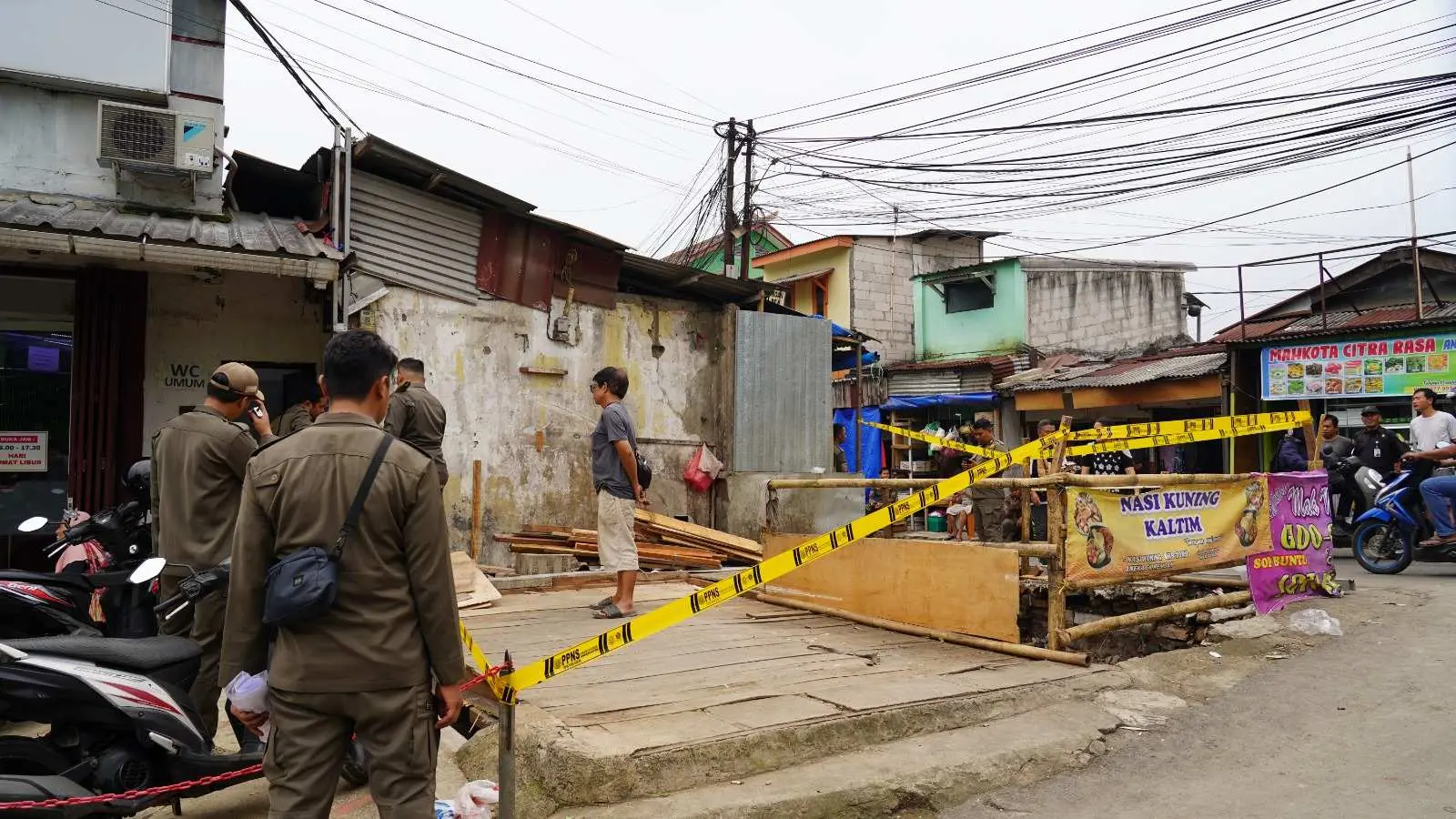 17 Bangunan Liar di Bantaran Kalibaru Dibongkar Satpol PP