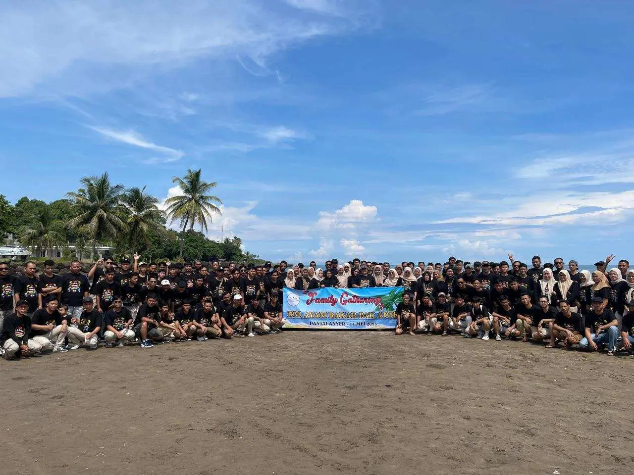Family Gathering Karyawan Rumah Makan Pak Atok di Pantai Anyer, Meriah dan Penuh Kekeluargaan