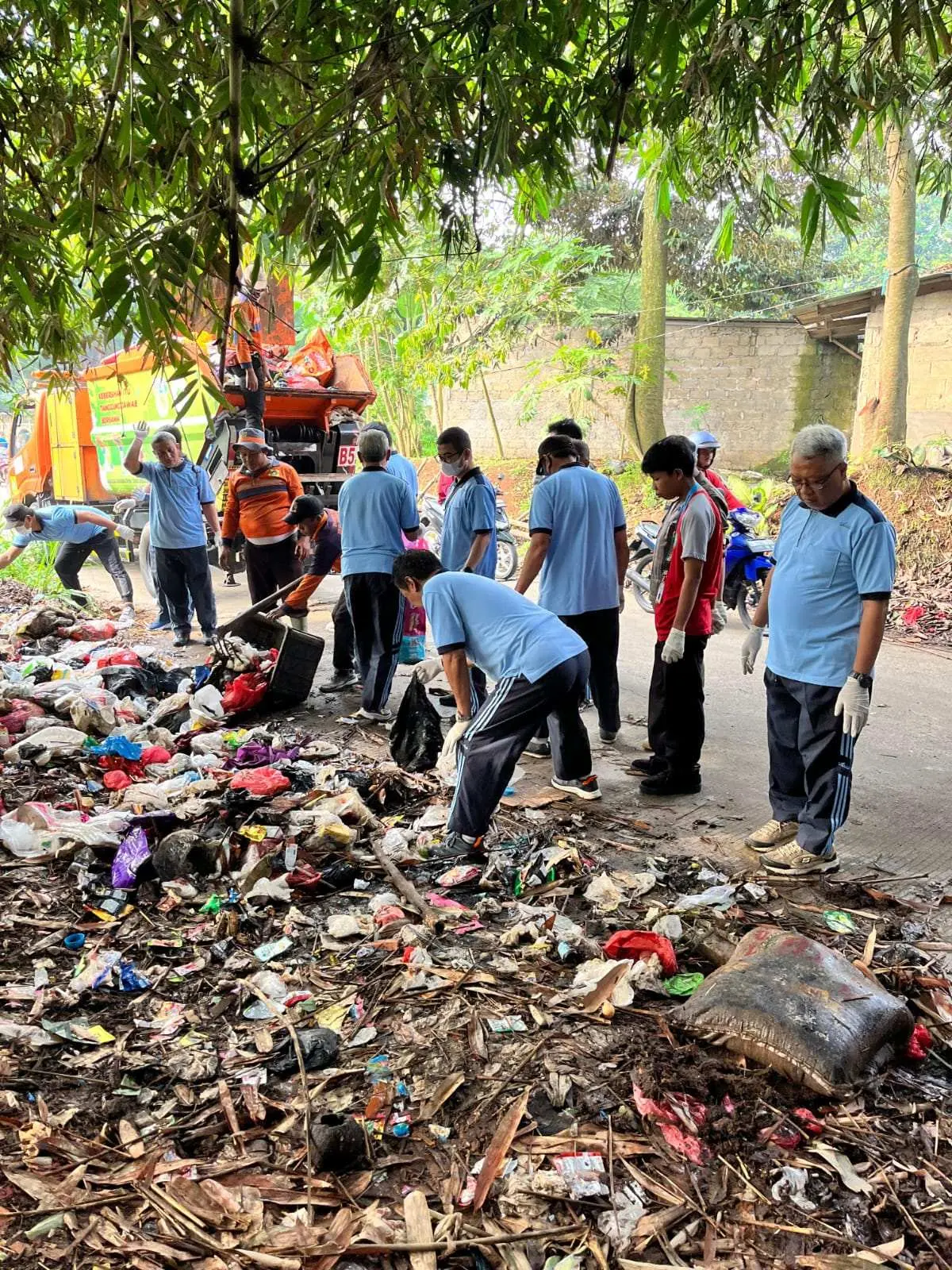 Camat Gunung Sindur Geram Tumpukan Sampah Liar Bertebaran di Jalan, Telusuri Pelakunya