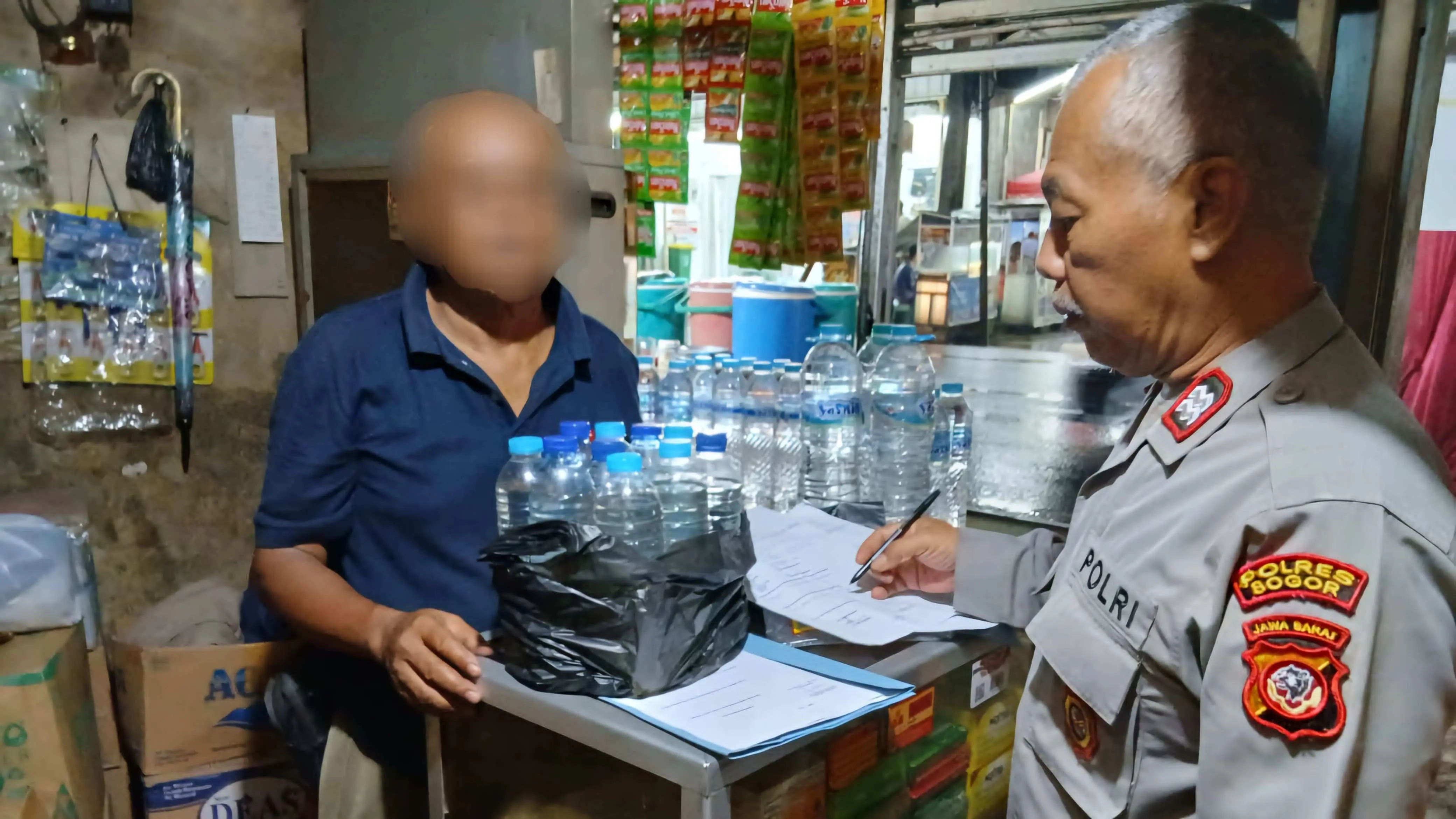 Kepolisian Polsek Cibungbulang Razia Toko Jamu Yang  Miras Oplosan