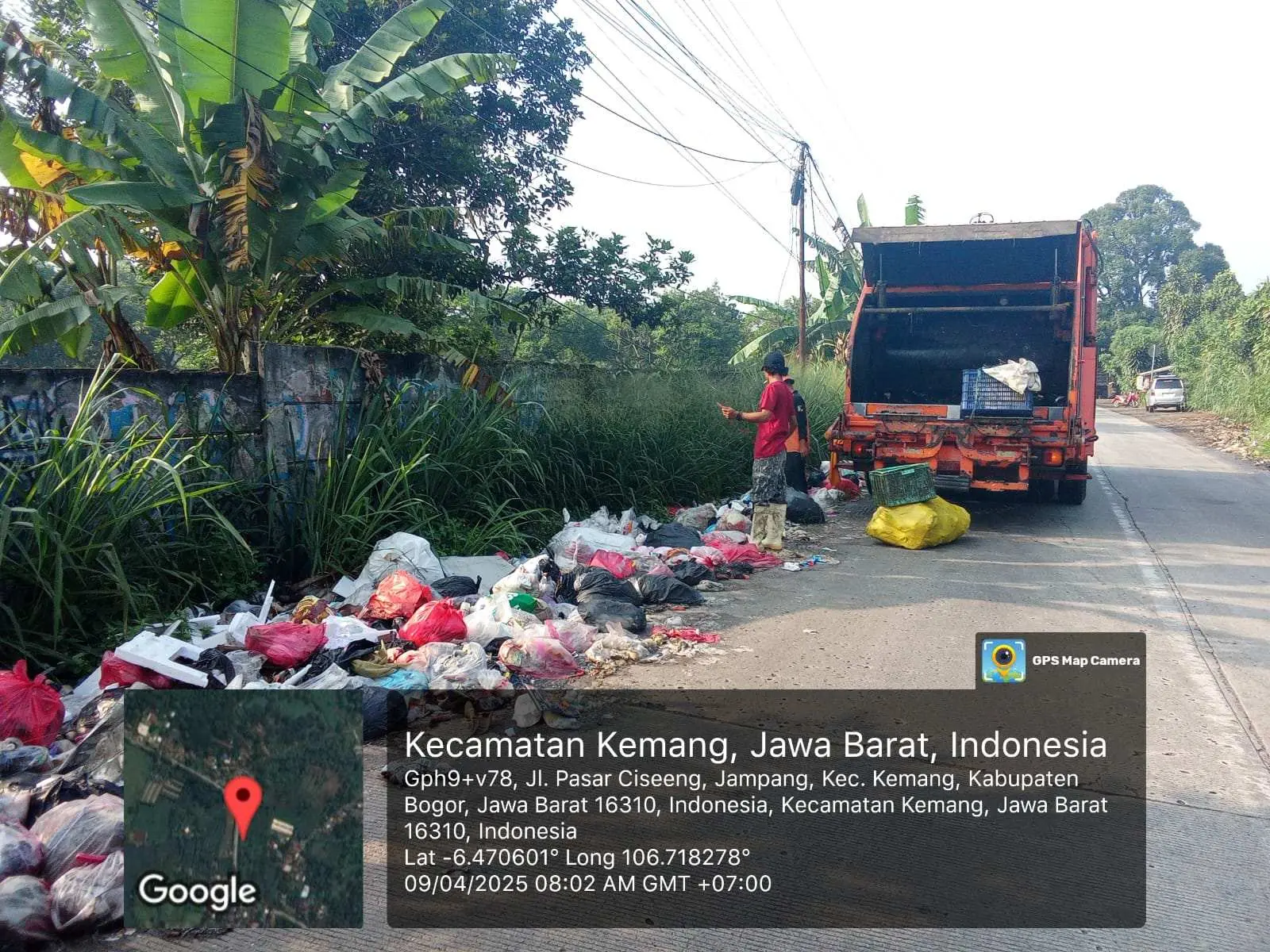 Gercep, UPT Kebersihan Wilayah V Parung Bersihkan Jalan Pasar Ciseeng-Jampang dari Sampah Liar