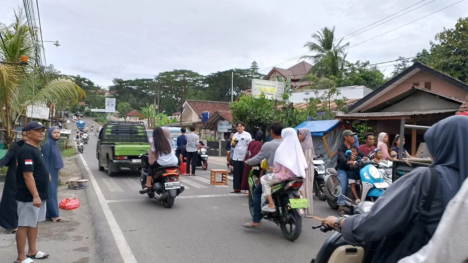 Pemuda-pemuda Limes Desa Pamegarsari Bagikan Ratusan Takjil Gratis
