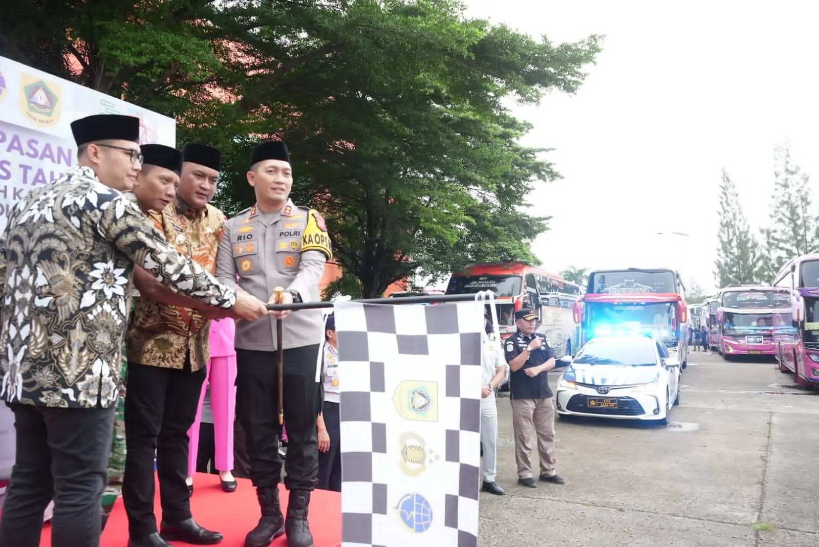 1600 Peserta Mudik Gratis Dilepas Bupati Bogor Rudy Susmanto Dari Stadion Pakansari