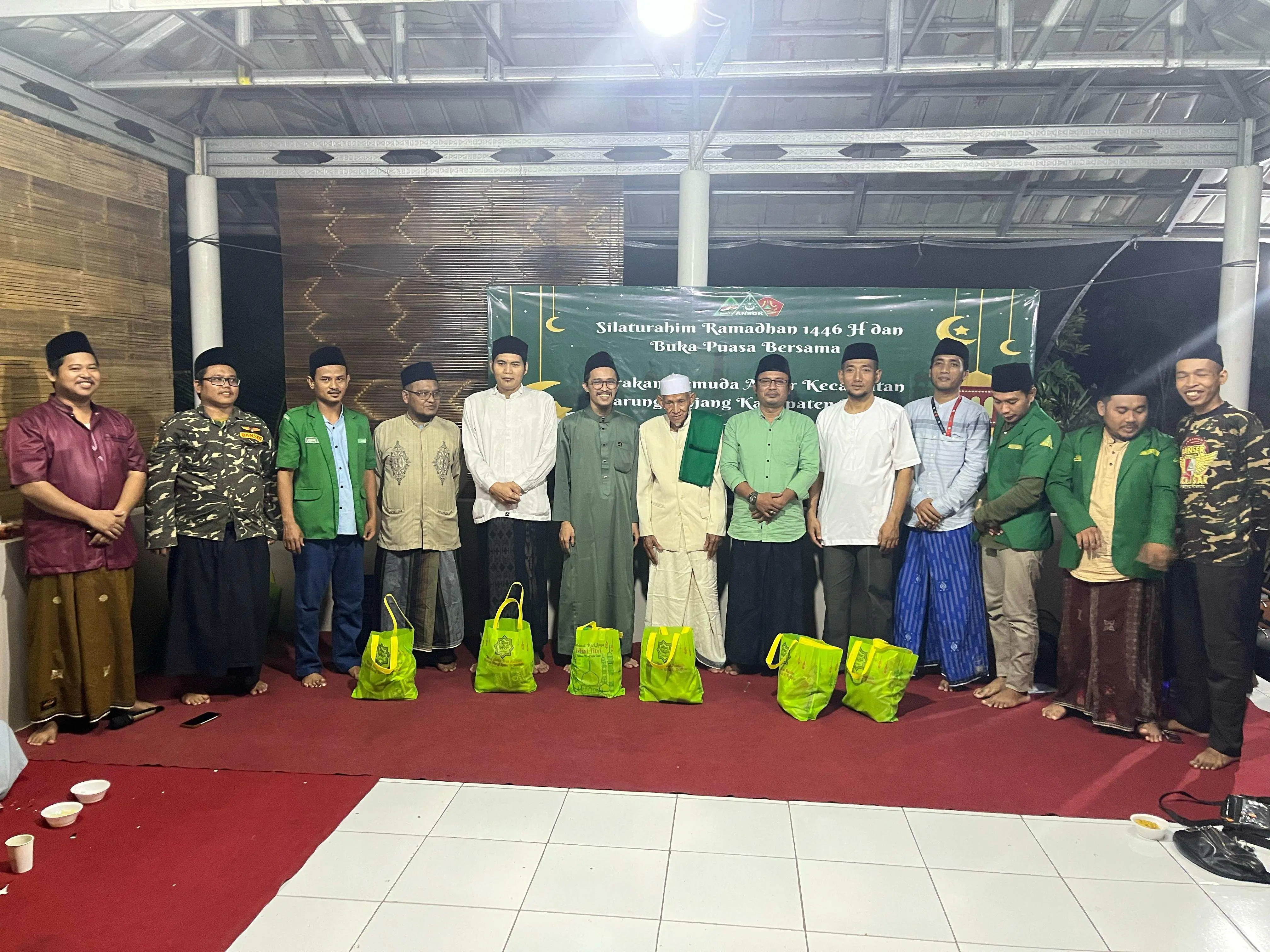 Jelang Hari Raya Idul Fitri, GP Ansor Parungpanjang Berikan Bingkisan Lebaran Kepada Guru Ngaji