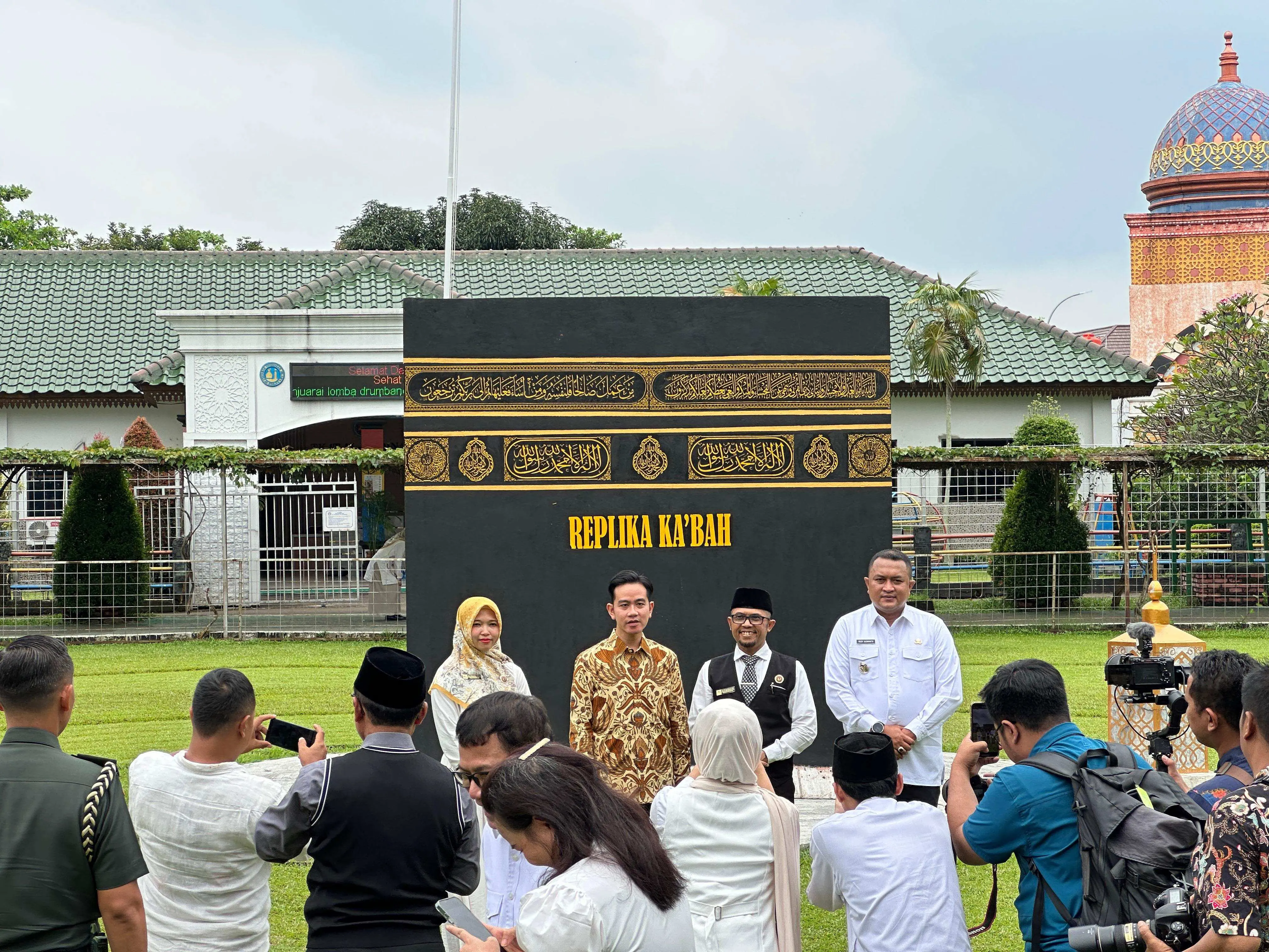Wapres Gibran Gelar Workshop Program Nasional Digital AI (PANDAI) di Sekolah  Al-Madinah Cibinong
