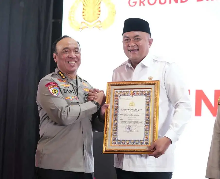 Bupati Bogor Terima Penghargaan Dari Kapolri Berkat Perannya Dukung Pendirian SMA Unggulan Kemala Taruna Bhayangkara
