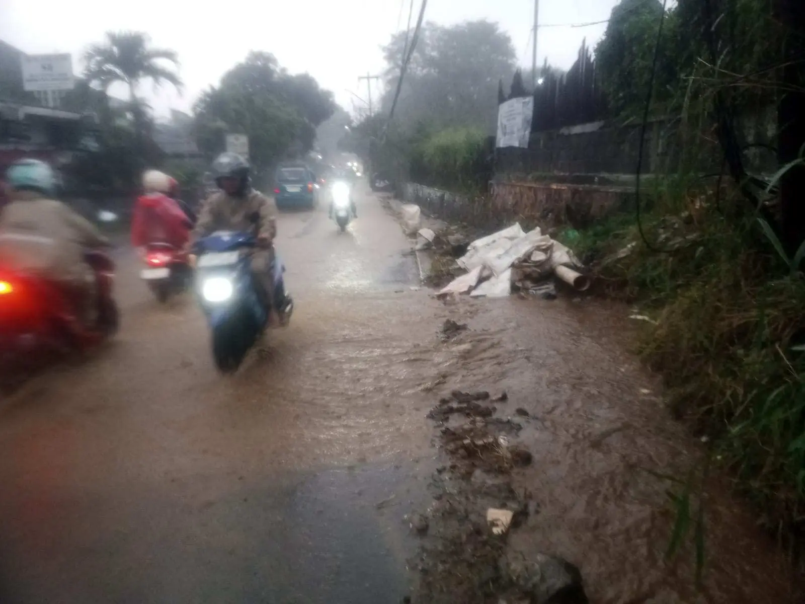 Akibat Aktivitas Proyek Galian Kabel PLN, Drainase Sepanjang Jalan Banjarwaru Tersumbat