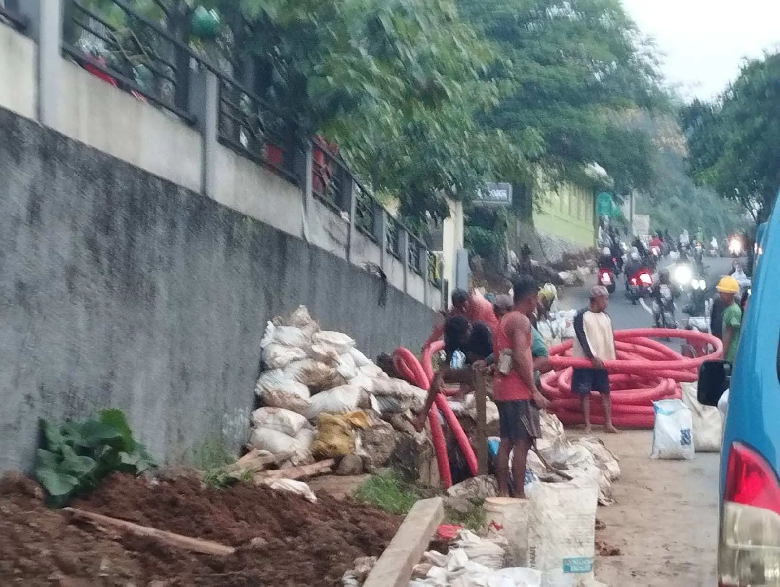 Proyek Galian Kabel PLN di Kawasan Ciawi Dikeluhkan Masyarakat dan Pengguna Jalan. Ini Penyebabnya 