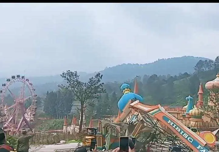 Diduga Alih Fungsi Lahan, Bangunan Hibisc Fantasy Puncak Di Robohkan