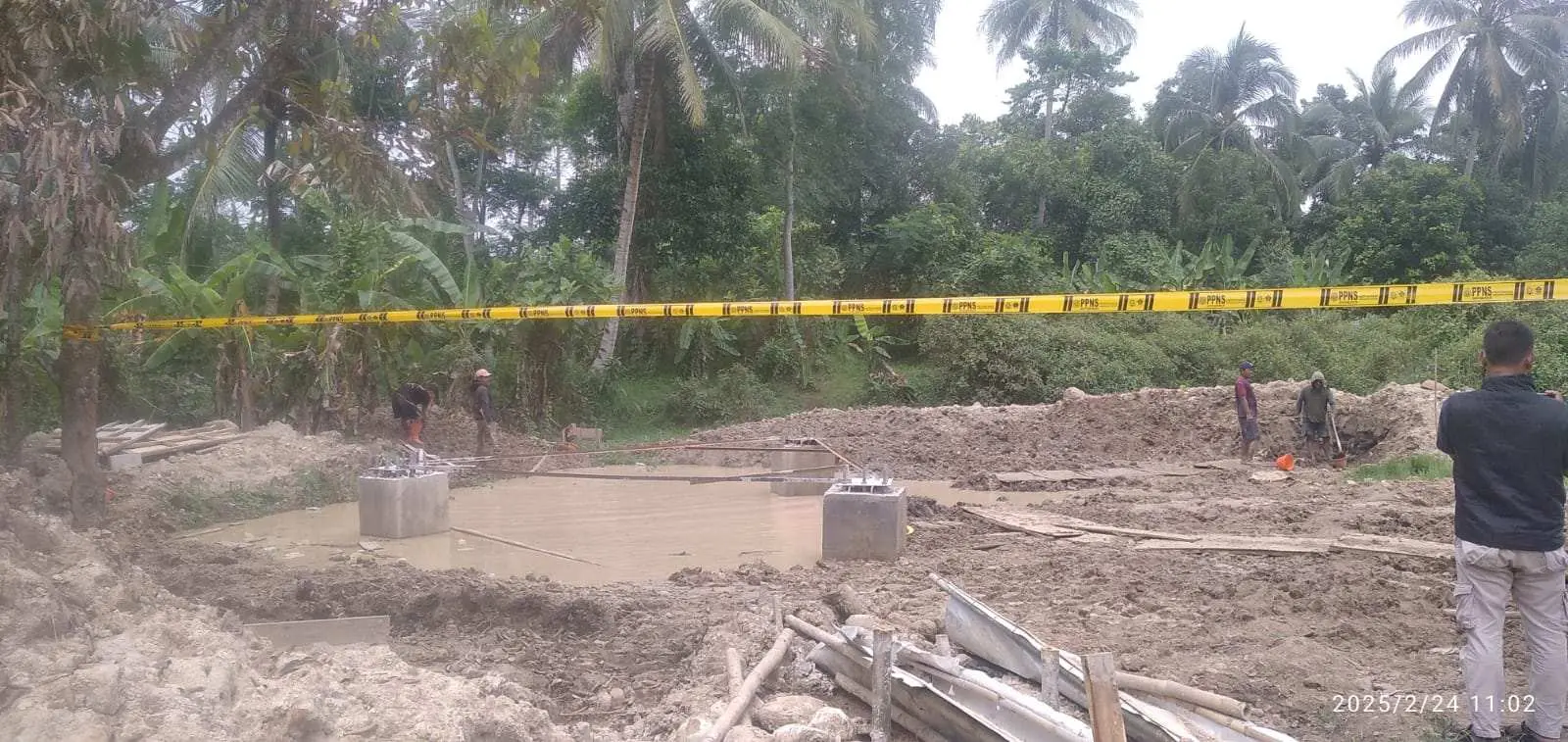 Sudah Resmi Disegel, Proyek Pembangunan Menara Telekomunikasi di Cikopomayak Terus Berlanjut