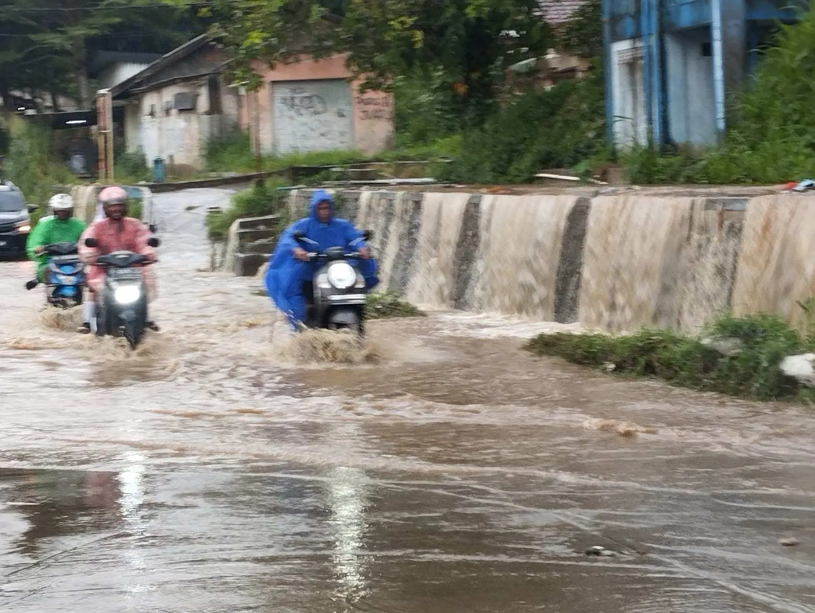 Banjir di Jalan Veteran 2 Ciawi, Warga Berharap PUPR Beri Solusi Jitu