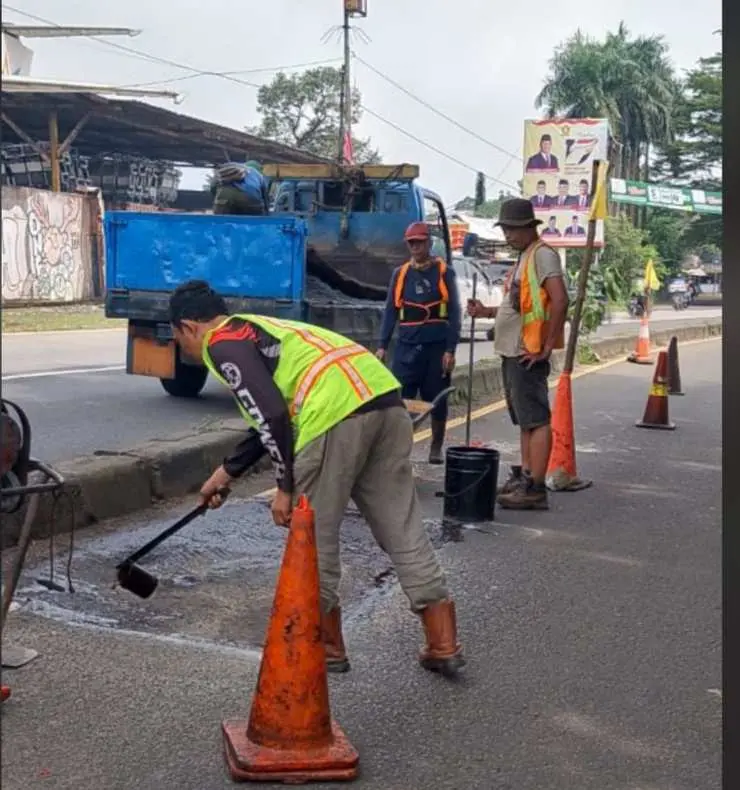 Lubang Maut Renggut Nyawa Pemotor Di Jalan Raya Kemang Akhirnya Diperbaiki